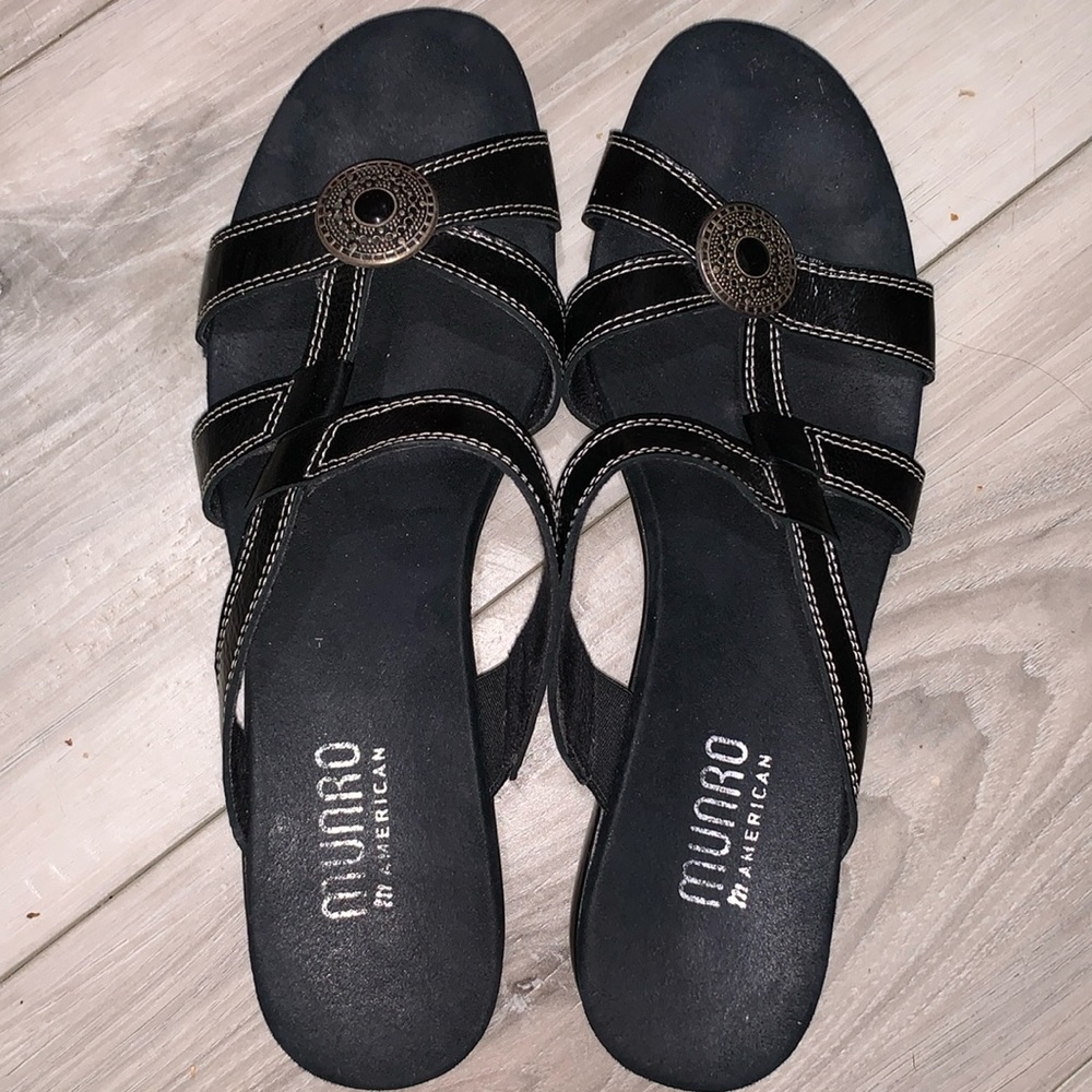 🐾 Munro Black Chloe sandals sz 8.5 N